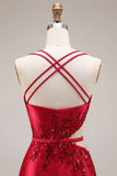 Vestido comprido de baile de sereia com recorte vermelho e corte de cetim com fenda