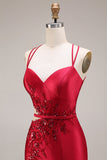 Vestido comprido de baile de sereia com recorte vermelho e corte de cetim com fenda