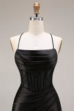 Vestido formal longo de sereia com alças finas de cetim preto e fenda