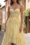 Vestido de baile de finalista amarelo sem alças em tule A Line High-Low com bordado floral