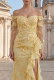 Vestido de Baile Amarelo Estilo Tubo com Folhos e Aplicações com Racha