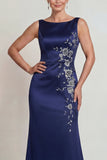 Vestido Comprido Sereia Marinha com Aplicações e Decote em Bateau para Mãe da Noiva