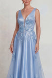 Vestido Comprido Azul em Cetim com Decote em V e Aplicações para Mãe da Noiva com Capa