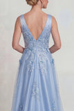 Vestido Comprido Azul em Cetim com Decote em V e Aplicações para Mãe da Noiva com Capa