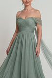 Chiffon Ombro Descoberto Vestido de Mãe da Noiva Sálvia Empoeirado com Serpentina