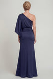 Vestido de Mãe da Noiva com uma bainha azul-marinho franzida de um ombro