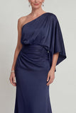 Vestido de Mãe da Noiva com uma bainha azul-marinho franzida de um ombro