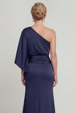 Vestido de Mãe da Noiva com uma bainha azul-marinho franzida de um ombro