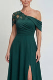 Vestido de Mãe da Noiva Verde Escuro de Um Ombro A Aplicado com Abertura