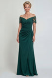 Vestido longo de mãe da noiva com uma bainha verde-escura franzida do ombro