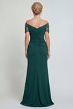 Vestido longo de mãe da noiva com uma bainha verde-escura franzida do ombro