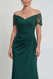 Vestido longo de mãe da noiva com uma bainha verde-escura franzida do ombro