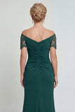 Vestido longo de mãe da noiva com uma bainha verde-escura franzida do ombro