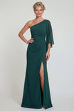 Vestido de mãe da noiva de uma sereia de chiffon verde escuro com um ombro comprido e fenda