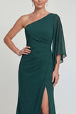 Vestido de mãe da noiva de uma sereia de chiffon verde escuro com um ombro comprido e fenda