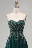 Vestido formal longo verde-escuro, sem alças, floral com missangas e contas