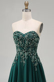 Vestido formal longo verde-escuro, sem alças, floral com missangas e contas