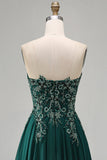 Vestido formal longo verde-escuro, sem alças, floral com missangas e contas