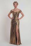 Vestido Comprido Dourado Metálica com Ombros a Ombro e Drapeado para Mãe da Noiva