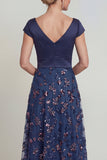 Vestido Comprido Marinha com Decote em V e Aplicações Linha-A para Mãe da Noiva