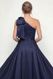 Vestido de Mãe da Noiva Longo com Um Ombro Marinha com Capa