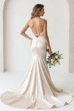 Vestido de Noiva com Decote em V Cetim Marfim e Cauda Comprida