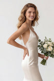 Vestido de Noiva com Decote em V Cetim Marfim e Cauda Comprida