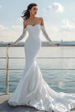 Vestido de Noiva em Chiffon Marfim com Cauda Comprida em Renda