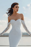 Vestido de Noiva em Chiffon Marfim com Cauda Comprida em Renda
