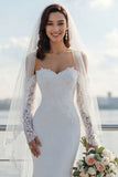 Vestido de Noiva em Chiffon Marfim com Cauda Comprida em Renda