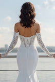 Vestido de Noiva em Chiffon Marfim com Cauda Comprida em Renda