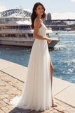 Vestido de noiva longo em tule plissado com linha de marfim e fenda