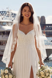 Vestido de noiva longo em tule plissado com linha de marfim e fenda