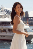 Vestido de noiva longo em tule plissado com linha de marfim e fenda