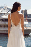 Vestido de noiva longo em tule plissado com linha de marfim e fenda