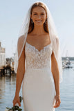 Vestido de Noiva Alças Finas Aplicadas Marfim e Cauda Varrida