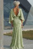 Vestido Longo Verde Sálvia com Estampa Franzida e Mangas para Mãe da Noiva