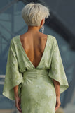 Vestido Longo Verde Sálvia com Estampa Franzida e Mangas para Mãe da Noiva