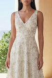 Vestido Midi Verde Claro com Decote em V e Linha-A para Convidada de Casamento