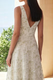 Vestido Midi Verde Claro com Decote em V e Linha-A para Convidada de Casamento