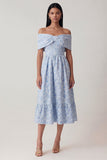 Vestido Midi Azul Jacquard com Ombros a Ombro e babados para Convidada de Casamento