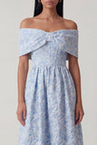 Vestido Midi Azul Jacquard com Ombros a Ombro e babados para Convidada de Casamento