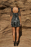 Vestido de cocktail bodycon preto de alças grossas com bordas