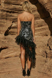 Vestido de cocktail preto, sem alças, com missangas, justo, assimétrico, com folhos
