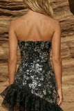 Vestido de cocktail preto, sem alças, com missangas, justo, assimétrico, com folhos