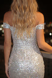 Vestido de cocktail cintilante, prateado ao ombro caído, curto e justo com lantejoulas, vestido cocktail