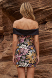 Vestido de cocktail preto brilhante, ombro descoberto, com lantejoulas