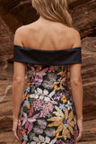 Vestido de cocktail preto brilhante, ombro descoberto, com lantejoulas