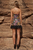 Vestido de cocktail preto preto brilhante sem alças sem lantejoulas com folhos