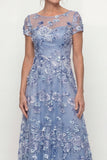 Vestido Comprido Azul Acinzentado com Floral e Aplicações para Mãe da Noiva